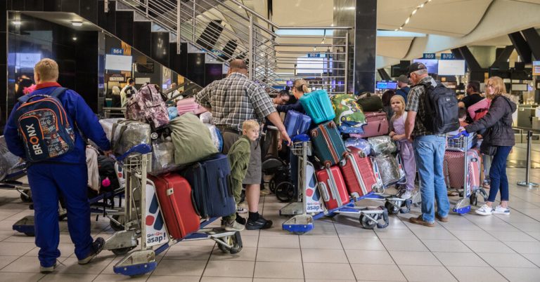 Decenas de sudafricanos blancos parten hacia EE. UU. con estatus de refugiados