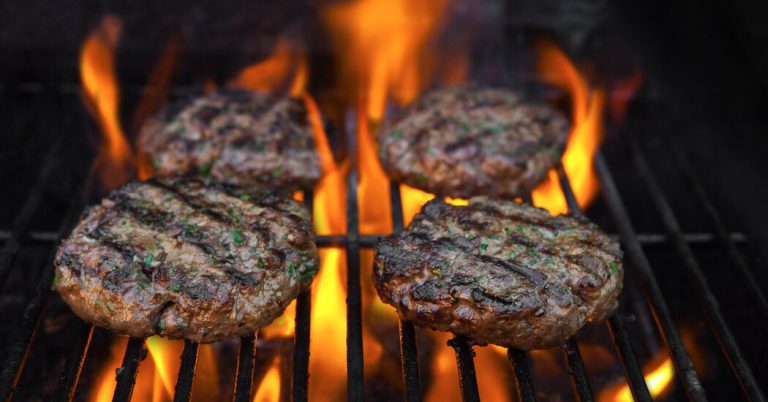 El impacto de la guerra comercial en tu parrilla: hamburguesas más caras